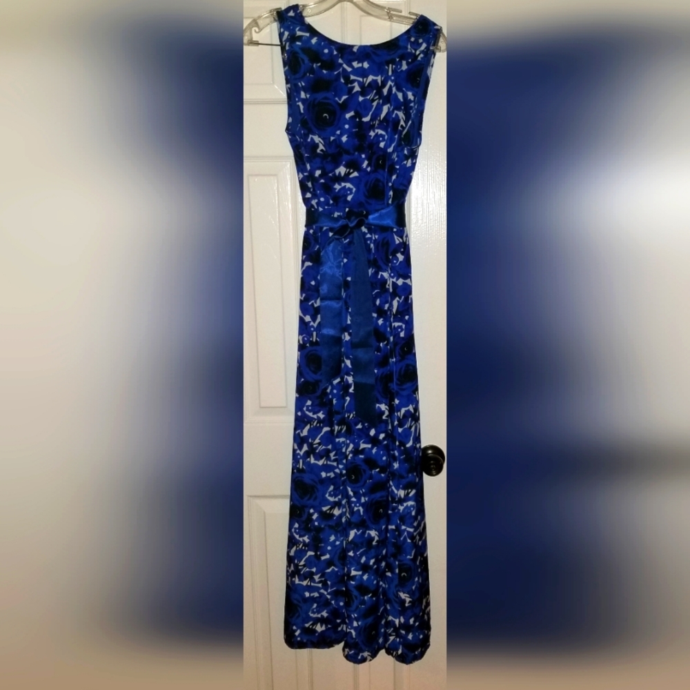Maxi dress in black & blue floral.